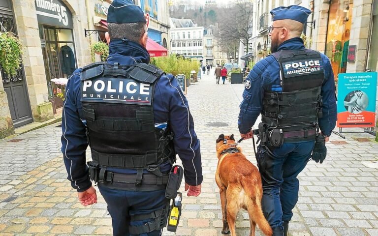 Policiers municipaux en patrouille avec un chien de brigade cynophile