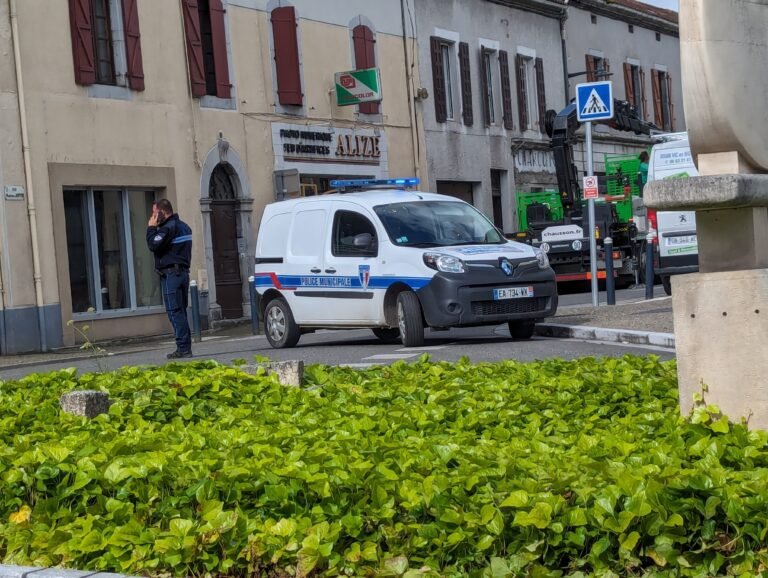 Policier municipal et véhicule de Police municipale lors d’un contrôle routier